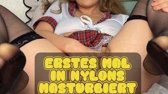 Erstes mal in Nylons masturbiert