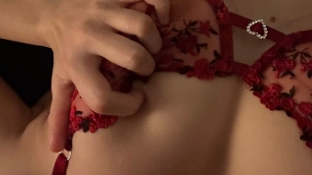 Geiler Orgasmus einer 19 jährigen ohne Toys nur mit Fingern ??