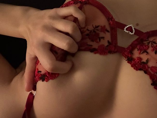 Geiler Orgasmus einer 19 jährigen ohne Toys nur mit Fingern ??