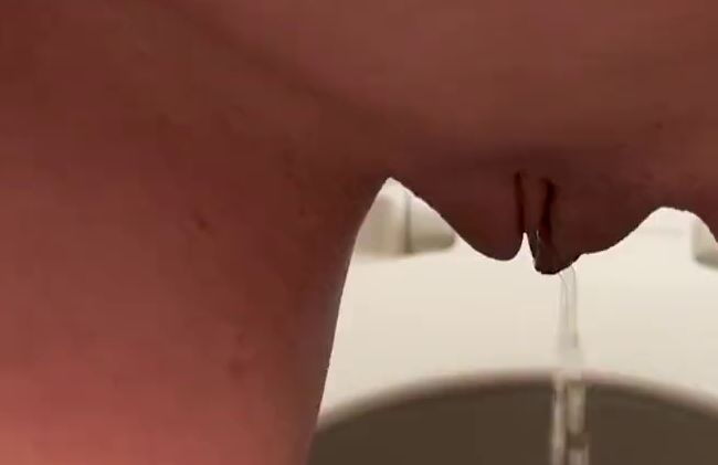 Ich pinkel im stehen auf einer Flugzeugtoilette und wische mich ab