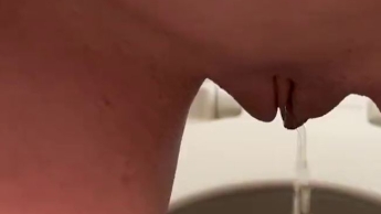 Ich pinkel im stehen auf einer Flugzeugtoilette und wische mich ab