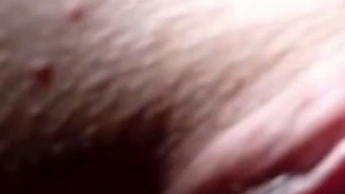 Ich zeige euch das erste mal kurz wie ich es meine Muschi besorge und geil stöhne..