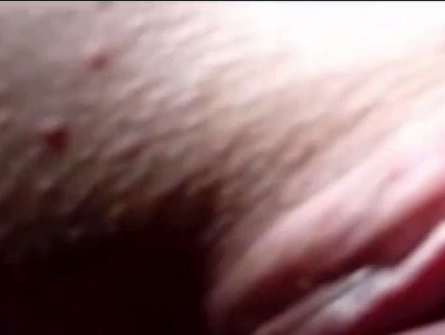 Ich zeige euch das erste mal kurz wie ich es meine Muschi besorge und geil stöhne..