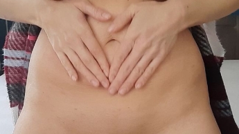 Laura erfüllt die Wünsche der Wellenfetischisten – Pullover, dicker Schal und Strumpfhosen