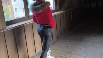 Lederhose+Moonboots+Superdry Winterjacke