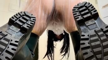 PVC catsuit schön nass gepisst und du schaust zu