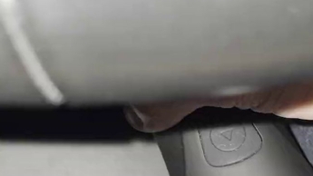 Schnelle Selbstbefriedigung im Auto mit Massagestab