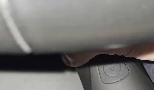 Schnelle Selbstbefriedigung im Auto mit Massagestab