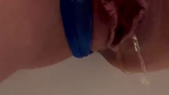 Schön geil in die Badewanne gepisst