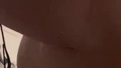 Sieh zu wie ich presse und es aus mir herauskommt! Liegst du brav unter mir und hast alles im Blick?