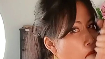 Thai bläst einen Dildo