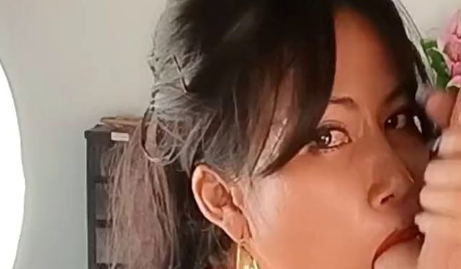 Thai bläst einen Dildo