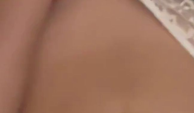 Unartige Schülerin befriedigt sich mit toys nach harten Schultag ?