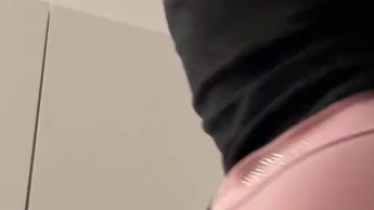 in rosane halb durchsichtige Leggings pinkeln