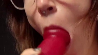 Dildo lutschen. Stell dir vor es ist dein Schwanz und genieße.