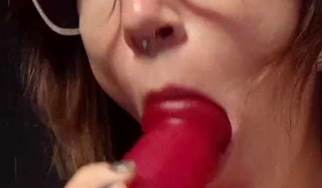 Dildo lutschen. Stell dir vor es ist dein Schwanz und genieße.