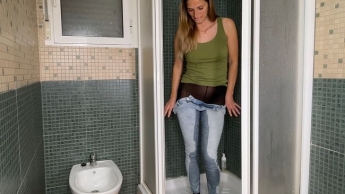 Ich pisse in meine Jeans und ER auf meine Strumpfhose