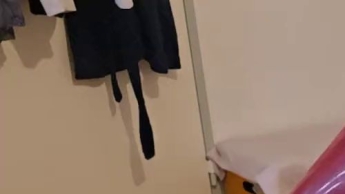 Latex Schlampe in high heels und roten Catsuit bekommt ladung ins gesicht gespritzt!