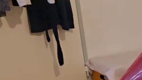 Latex Schlampe in high heels und roten Catsuit bekommt ladung ins gesicht gespritzt!