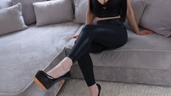 Leggingsbitch bekommt es richtig besorgt inkl. Tittenbesamung!!