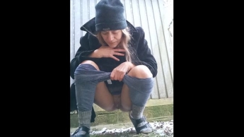 Minus 8 Grad,was für eine Pfütze, Hausschuhe Wollsocken langer Mantel