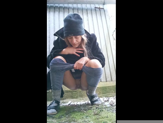 Minus 8 Grad,was für eine Pfütze, Hausschuhe Wollsocken langer Mantel