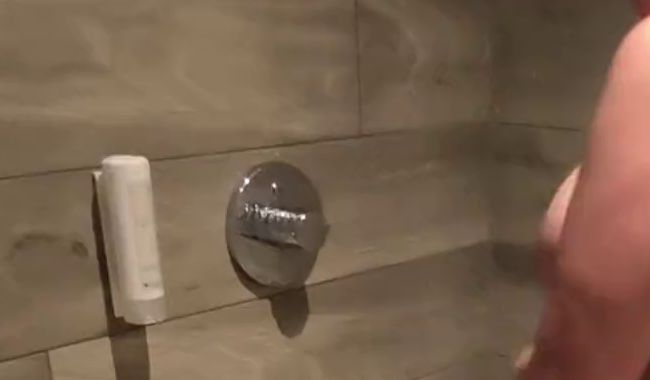 Nach dem Saunagang erstmal schön abduschen