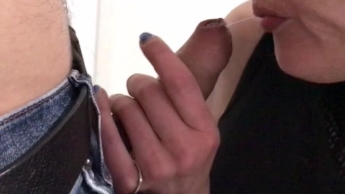 Public im Einkaufscenter abgeblasen und es mir selbst besorgt ;p