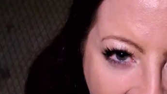 Riskanter Blowjob im Lift