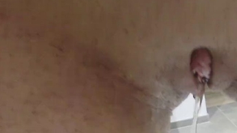 Einfach über seinen Schwanz gepisst