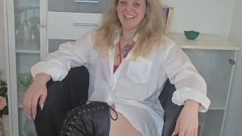 Feuerrote Dessous & hohe schwarze Stiefel.. Ich bring mich zum Explodieren!!