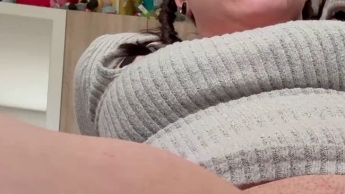 Harter Mösenfick mit Spielzeug