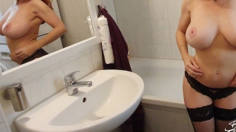 Heißes Schaumbad und Intimrasur