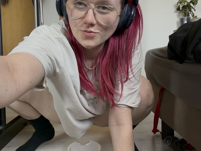 ICH PISSE IN DEN MESSBECHER!! Wie voll er wohl wird?