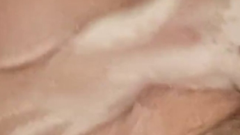 Ich bin unter der Dusche? Willst du mich einschäumen? ?