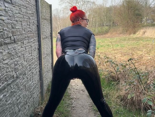 Latex publik PISS FOTZE…laufen lassen neben Nachbarsgarten