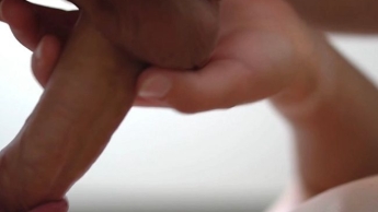 Leidenschaftlicher Blowjob! Richtige Nahaufnahme! Lutsche seinen Schwanz bis die Ficksahne spritzt