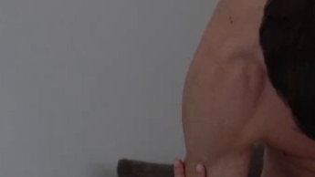 Nasse Hausfrau von Ehemann im Bett gef*** mit höhepunkt