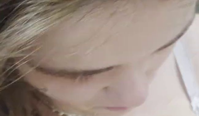 Schön beim Schminken überrascht worden