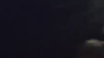 Selbstbefriedung mit dem Dildo am Abend auf dem Sofa