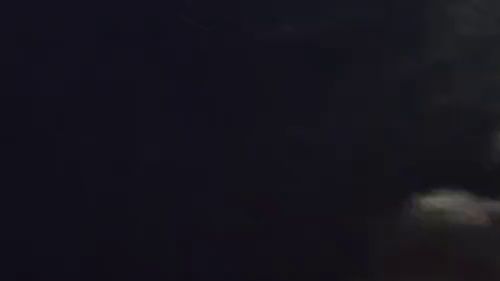 Selbstbefriedung mit dem Dildo am Abend auf dem Sofa