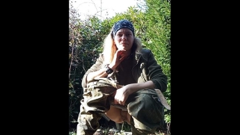 Sonnenschein, pisss draußen in BW Kleidung