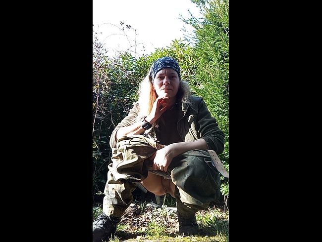 Sonnenschein, pisss draußen in BW Kleidung