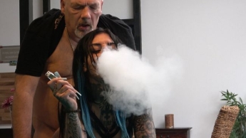 Wenn du auf rauchen stehst beim Sex, dann sollte dir dieses Video mehr als gefallen, Baby