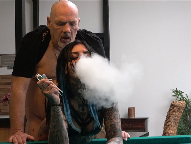 Wenn du auf rauchen stehst beim Sex, dann sollte dir dieses Video mehr als gefallen, Baby