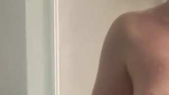 Willst du mit mir Duschen ?