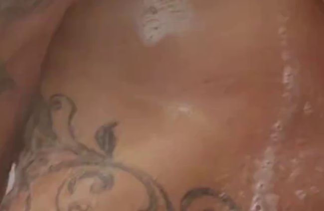 Auch ein dreckiges Miststück braucht es unter der Dusche