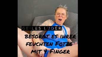 Bitch besorgt es ihrer feuchten Fotze mit 4 Finger…