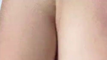 Feuchte Muschi im Bad gefingert