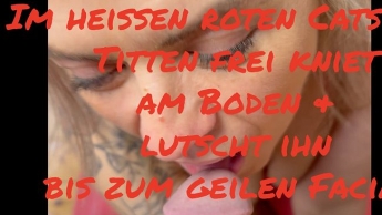 Im heissen roten Catsuit – Titten frei kniet am Boden & lutscht ihn bis zum geilen Facial!
